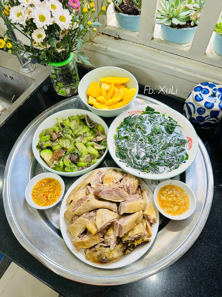 Vào mùa hè không phải đi dạy, chị Liên thường dậy lúc 4h30 để tập thể dục ở công viên. Sau đó, chị ghé chợ mua rau củ cho ngày mới. Chị tập cho cả nhà thói quen ăn nhiều rau hơn thịt, phần vì ưu tiên cho sức khoẻ, phần vì “lương viên chức thì phải vén cho khéo”.