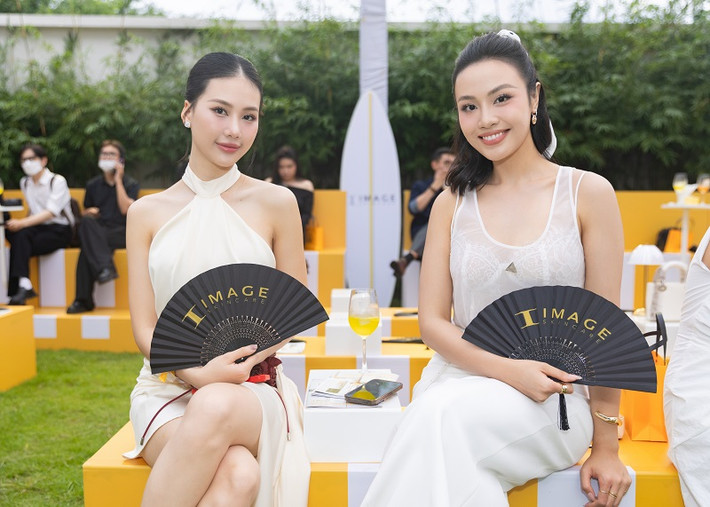 Đặc biệt, trong đêm chung kết sắp tới, cô chính thức trao lại vương miện cho người kế nhiệm.