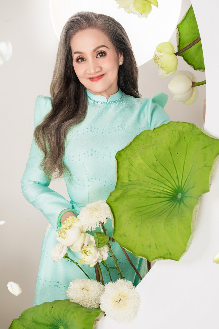 Trong buổi chụp hình, Lý Nhã Kỳ ngưỡng mộ trước sức lao động bền bỉ của mẹ và cả tính chuyên nghiệp bất ngờ.