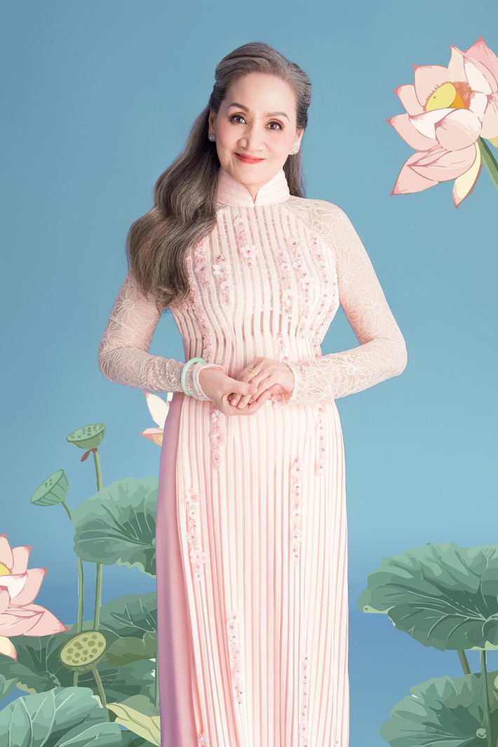 Mỹ nhân không tuổi luôn đặt gia đình lên hàng đầu, nổi tiếng trong giới là một người con chí hiếu. Có thể thấy trang phục của bà được Lý Nhã Kỳ chăm chút tỉ mỉ.