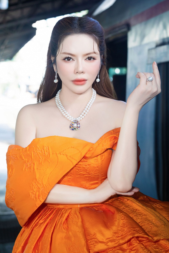Đặc biệt, Lý Nhã Kỳ thu hút người nhìn bằng bộ trang sức ngọc trai đắt giá.