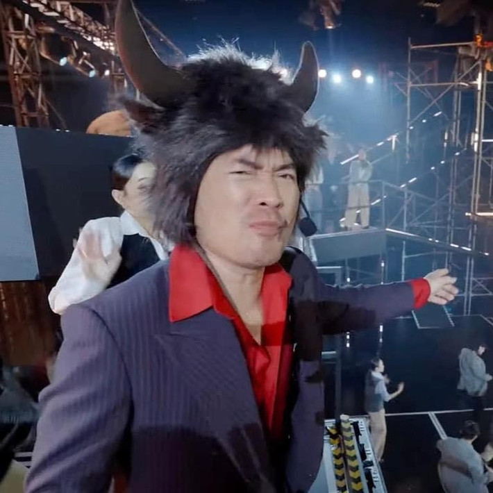 "Xuất phát điểm của tôi là một diễn viên hài nên không có thế mạnh về trình diễn. Thế nhưng, khi trình diễn, các ca sĩ chuyên nghiệp gặp nhiều áp lực hơn những người ‘không chuyên’ như chúng tôi. Diễn viên hài khi bước ra sân khấu chỉ cần làm không khí trở nên vui vẻ, khán giả thương là được rồi”, Tiến Luật từng hài hước bày tỏ.