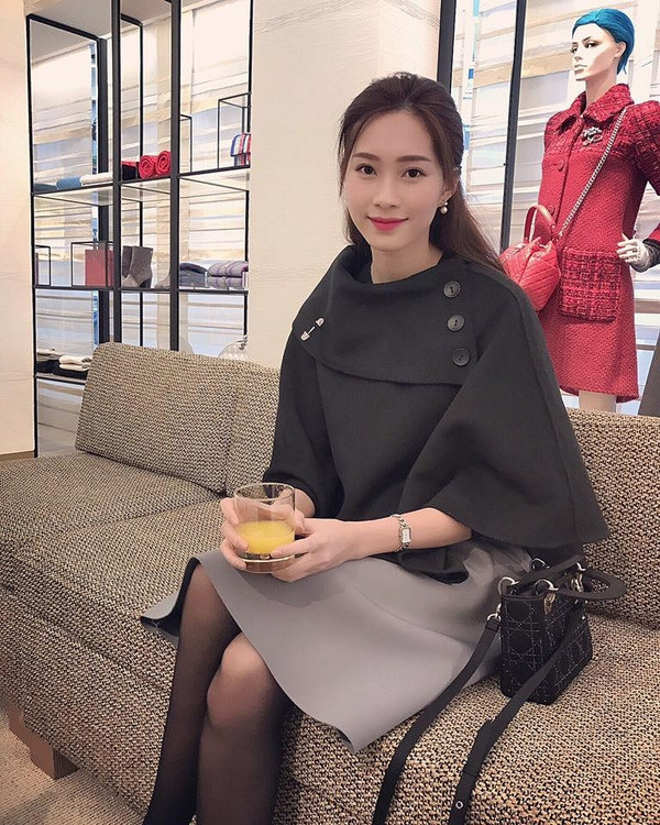 Hoa hậu Đặng Thu Thảo là mỹ nhân Việt mặc đẹp và được yêu thích nhất tuần qua với gu thời trang Thu Đông đơn giản, dịu dàng. Cô xinh như tiểu thư với áo caper tay loe cùng chân váy trơn màu nhẹ nhàng. Ảnh: Deppplus.