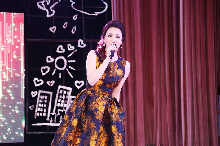 Chiếc đầm màu giúp Hồ Quỳnh Hương khoe triệt để làn da trắng. Ảnh: FBNV.