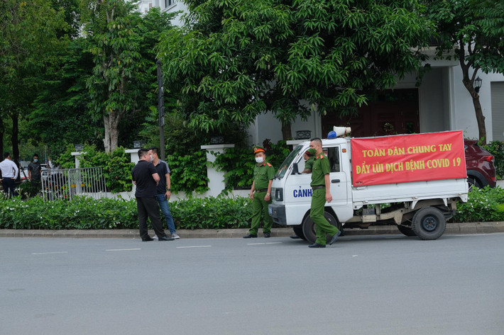 Vị lãnh đạo Cục Thi hành án dân sự Hà Nội cũng cho biết, trước đây có rất nhiều vụ án mà bản án của tòa tuyên mức bồi thường rất lớn nhưng tài sản đảm bảo thi hành án rất nhỏ, khiến cơ quan thi hành án dân sự gặp vô cùng nhiều khó khăn. Sau khi Ban Bí thư có Chỉ thị số 04-CT/TW việc kê biên, phong tỏa tài sản ngay từ giai đoạn điều tra được làm chặt chẽ, kỹ lưỡng, quyết liệt hơn.