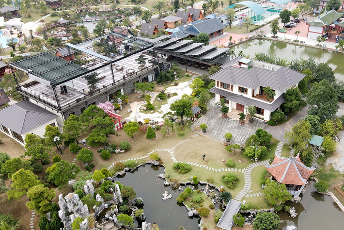 Khu Big Sun do vợ chồng ông Lê Hoàng Sơn, trú quận Hải An, đầu tư xây dựng. Theo người dân địa phương, tổ hợp này được xây từ năm 2019, vừa xây vừa đón khách.