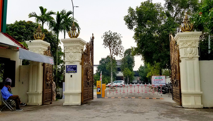 Ngoài cổng vào có tấm biển đề Khu trải nghiệm Big Sun. Trên các trang mạng xã hội và tờ rơi, chủ nhân quảng bá đây là khu resort hiện đại bậc nhất Hải Phòng với nhiều dịch vụ ăn uống, lưu trú và trò chơi mạo hiểm... Muốn được trải nghiệm, khách mua vé 150.000 đồng/người (trẻ dưới một mét đi cùng gia đình được miễn phí), sau đó nếu sử dụng dịch vụ nào khách phải trả thêm tiền. Giá phòng nghỉ ban ngày là 600.000 đồng, nghỉ qua đêm 1,4-1,6 triệu đồng/phòng.