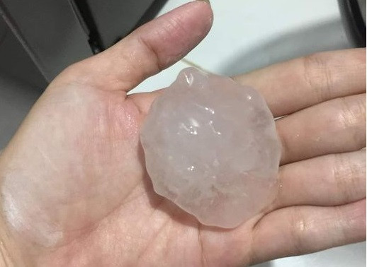 Chuyên gia này cho biết, mấy ngày nay áp cao cận nhiệt đới ở biển Đông lấn tây đẩy ẩm ở ngoài biển vào, tạo ra nhiễu động gió đông. Bản chất của áp cao cận nhiệt đới tạo ra nhiệt độ cao. Khi có nhiễu động, không khí có sự xáo trộn lớn sẽ hình thành mưa đá.