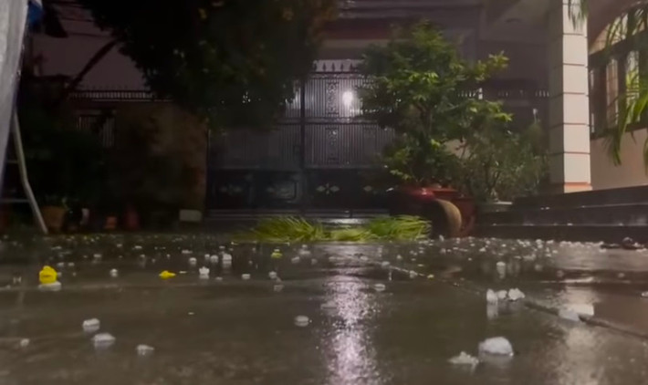 Người dân phường Hiệp Phú, thành phố Thủ Đức cho biết, họ bất ngờ nghe thấy tiếng rơi lộp độp khi chạy ra thì mới biết đó là mưa đá. Nhưng hạt mưa đá có kích thước khác nhau. To nhất bằng 2 đầu ngón tay. Hiện tượng này chỉ kéo dài vài phút rồi lại trở về mưa thường.