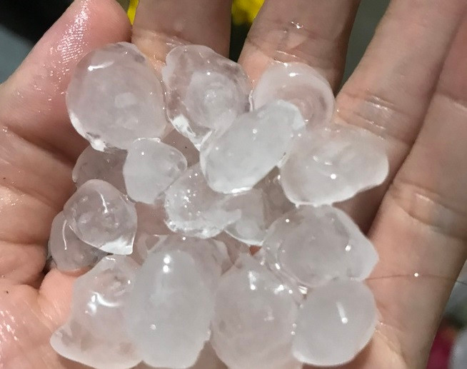 Trao đổi với báo chí, ông Lê Đình Quyết, Phó trưởng phòng Dự báo, Đài Khí tượng Thủy văn khu vực Nam bộ nhận định đây là cơn mưa đá bất thường ở TP.HCM vì mưa đá hiếm xảy ra ở thời điểm này. Các cơn mưa đá thường xuất hiện vào đầu và khi kết thúc mùa mưa.
