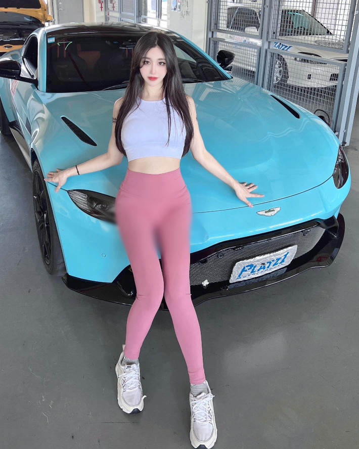 Đa số đều chỉ trích hot girl gợi cảm Hạ Tiểu Doãn và cho rằng cô nàng đang cố tình khoe thân để tạo đề tài bàn tán.