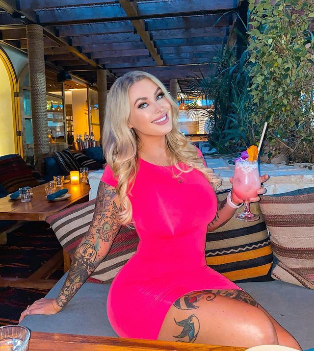 Đáp lại những lời đàm tiếu, hot girl gợi cảm giữ thái độ thản nhiên, chỉ trả lời các câu hỏi về việc làm đẹp.
