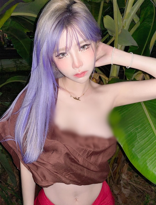Các fan hâm mộ của Pang Pong cực kỳ tò mò và cảm thấy khó hiểu khi hot girl Thái Lan phô bày dáng vóc cạnh bụi chuối giữa đêm.