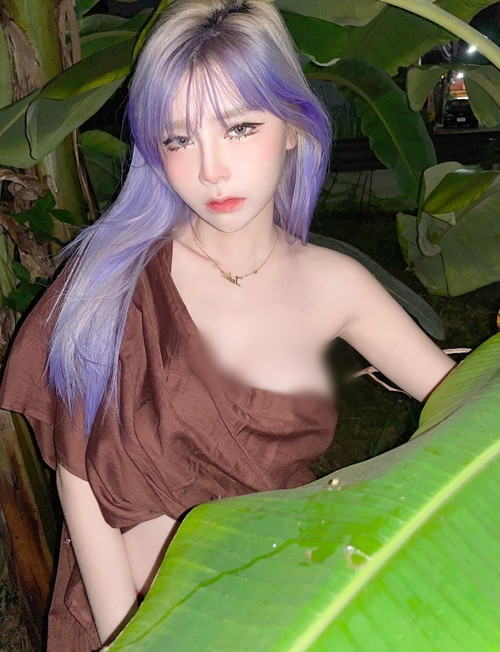 Mới đây, những hình ảnh uốn éo tạo dáng bên bụi chuối giữa đêm của hot girl Pang Pong, người Thái Lan, gây được sự quan tâm, chú ý của dư luận. (Nguồn ảnh: IG)