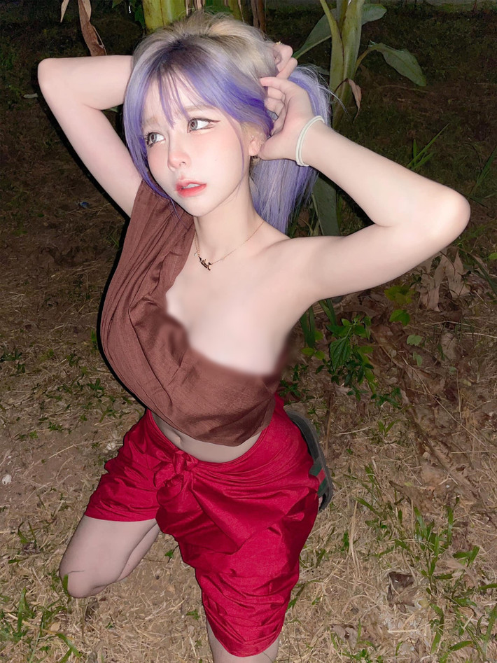 Trong những hình ảnh này, có thể thấy được, hot girl gợi cảm để ngực trần, trên người chỉ quấn hai tấm vải, khoe khéo cơ thể nuột nà.
