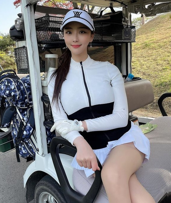 Những hình ảnh Yoo Chae-ryun khoe dáng trên sân golf nhận được không ít sự quan tâm của dư luận. Đa số mọi người đều ngưỡng mộ và tán dương nhan sắc của hot girl Hàn Quốc này.