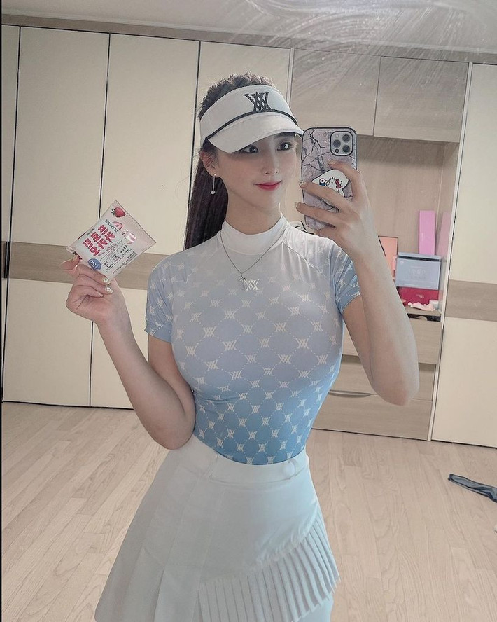 Sở hữu khuôn mặt xinh như búp bê, vòng ngực khủng lên tới cup H, vòng eo siêu nhỏ và vòng ba căng đầy, hot girl Yoo Chae-ryun luôn gây ấn tượng với người nhìn.