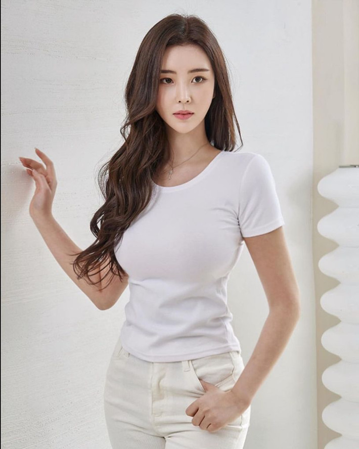 Chỉ cần vận dụng đúng cách, màu trắng có thể khiến cô có được nhiều trạng thái khác nhau.