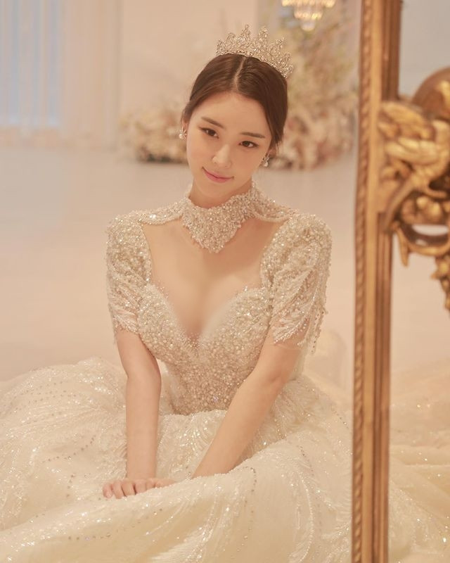 Được biết, hiện tại Yoo Chae-ryun đang là người mẫu, cũng lấn sang diễn xuất. Nhờ nhan sắc hơn người và tính tình thân thiện, hài hước, hot girl người Hàn được kỳ vọng sẽ thành công.