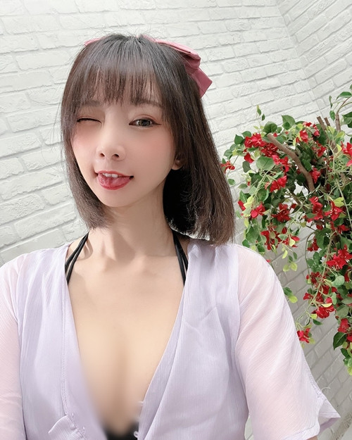Họ cho biết, làm fan hâm mộ của Ưu Bảo luôn yên tâm vì cô nàng luôn xuất hiện với dáng vẻ đầy năng lượng.