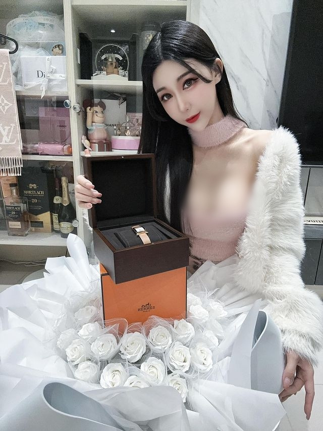 Theo tìm hiểu, Mễ Ưu cũng là một vũ công chuyên nghiệp, cô thực hiện chế độ ăn uống và tập luyện rất gắt gao.