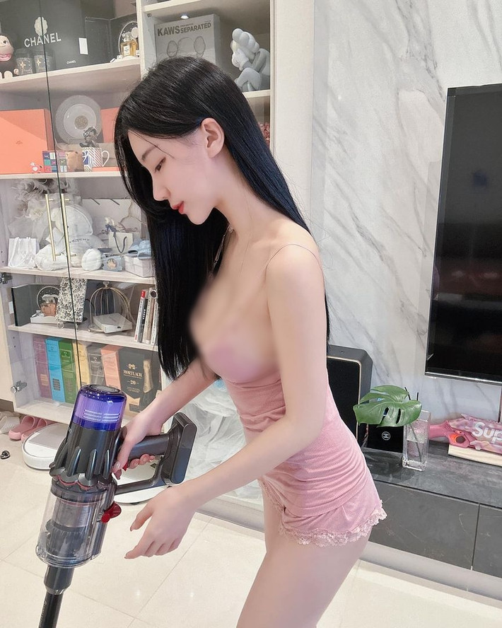 Trong những hình ảnh này, có thể thấy hot girl gợi cảm đã khoe toàn bộ vẻ đẹp hình thể của cô nàng, đặc biệt là vòng 1 gợi cảm.