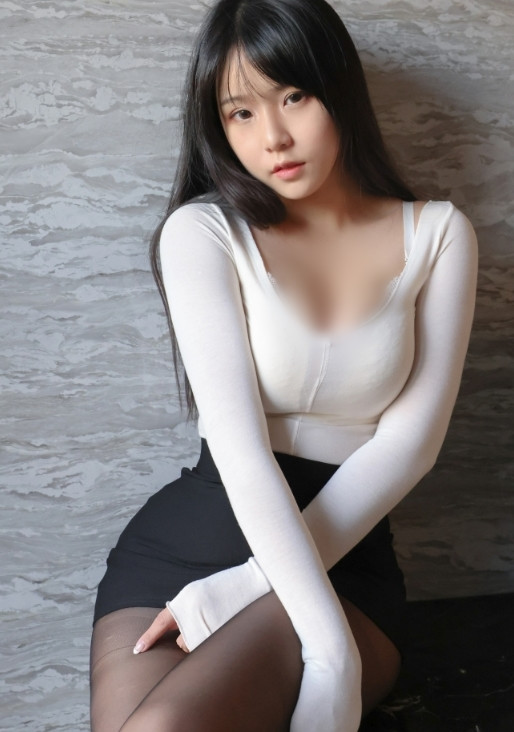 Tuy vậy, bất chấp những lời chỉ trích về phong cách ăn mặc hở hang quá đà, hot girl Angela vẫn thường đăng tải ảnh gợi cảm của cô nàng.
