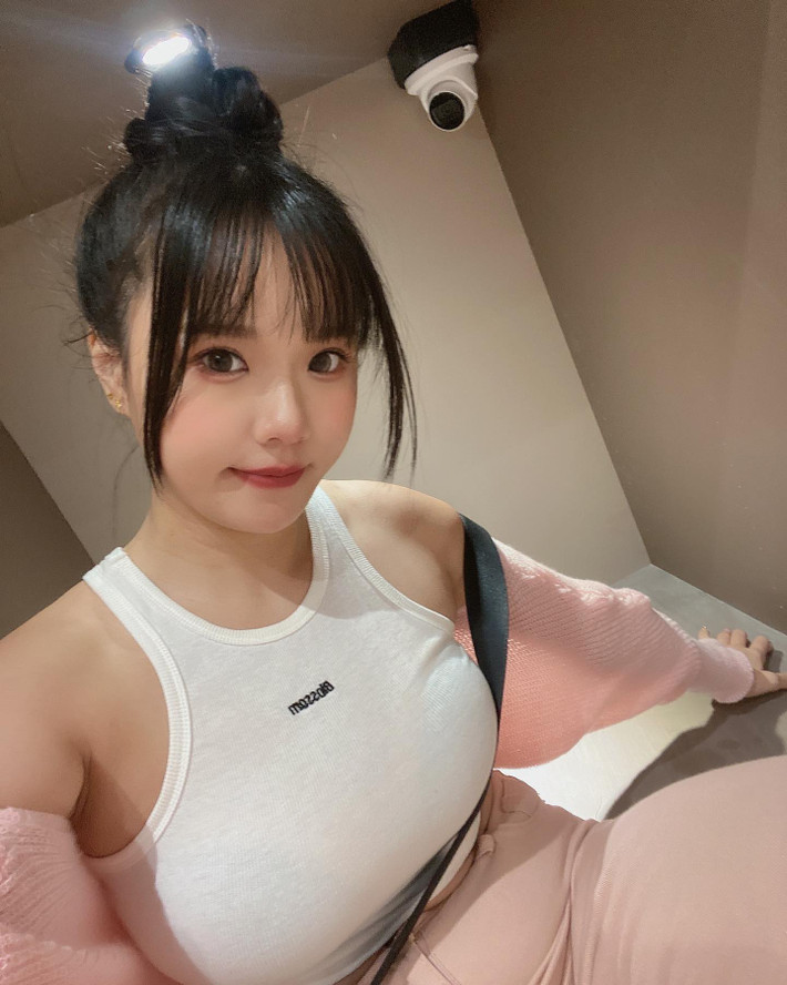 Cô nàng nên lựa chọn những set đồ tập kín đáo hơn để dễ dàng vận động nơi công cộng và cũng là để người khác đỡ "gai mắt" hơn.