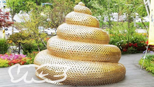 Rượu gạo lên men từ phân người là loại rượu phân truyền thống của Hàn Quốc có từ hàng trăm năm trước, được sử dụng như một phương pháp chữa trị mọi thứ từ gãy xương đến động kinh, giải độc cơ thể. Được biết, phân để lên men là phân của trẻ em từ 4-7 tuổi.