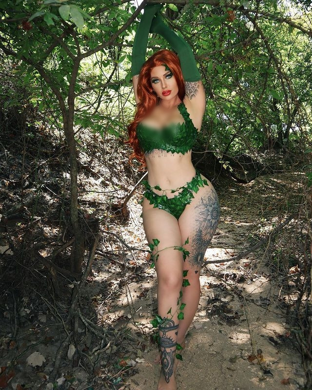 Mới đây, bộ ảnh hóa thân thành Lady Poison của nàng hot girl gợi cảm nhận được đông đảo sự quan tâm, chú ý của dư luận.