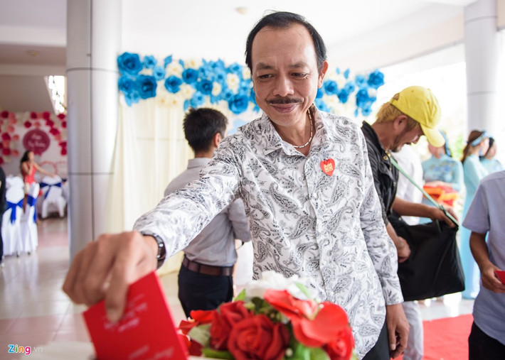 Nghệ sĩ Khánh Hoàng đến chúc mừng đàn em.
