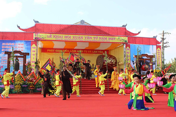Núi thiêng Yên Tử là nơi vua Trần Nhân Tông chọn làm nơi tu hành, sáng lập ra Thiền phái Trúc Lâm Yên Tử, dòng thiền mang đậm bản sắc văn hoá dân tộc Việt với tinh thần nhập thế, gắn đạo với đời, còn để lại nhiều giá trị trong đời sống hôm nay. Là trung tâm Phật giáo một thời của Đại Việt với nhiều kiến trúc chùa, am tháp, Yên Tử hiện nay đã được đầu tư tu bổ, tôn tạo, hàng năm thu hút đông đảo tăng ni, phật tử và du khách bốn phương về chiêm bái, lễ phật.