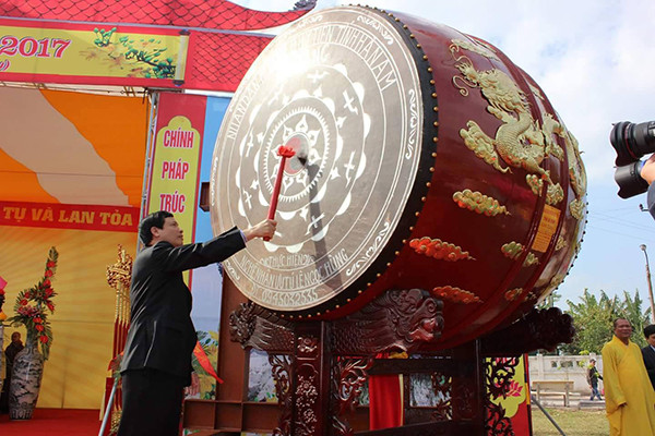 Chủ tịch UBND tỉnh Quảng Ninh Nguyễn Đức Long đánh trống hội.