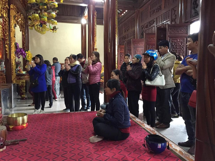 Nhiều người cầu may mắn đầu năm tại các di tích quanh nơi diễn ra Hội chợ Viềng.
