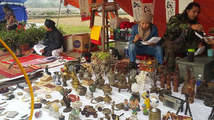 Đồ cổ được bày bán luôn hút khách.