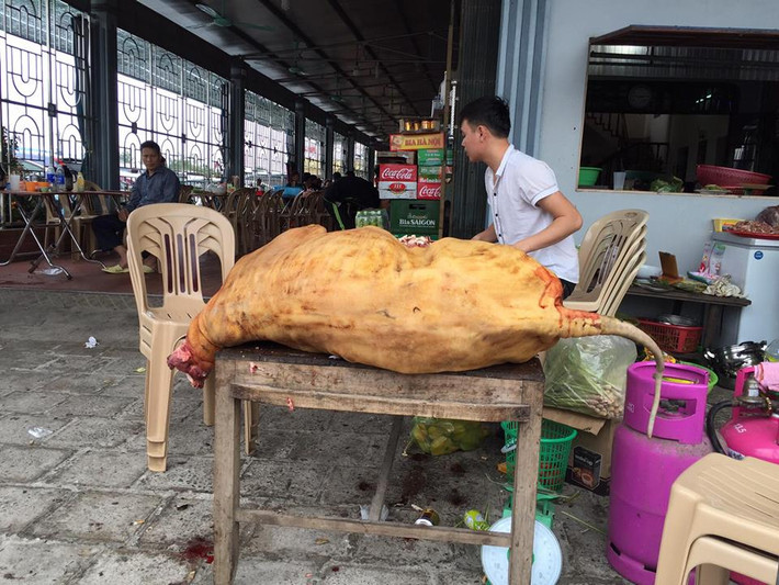 Hàng trăm con bò, bê được mổ bán phục vụ khách đến chợ Viềng.