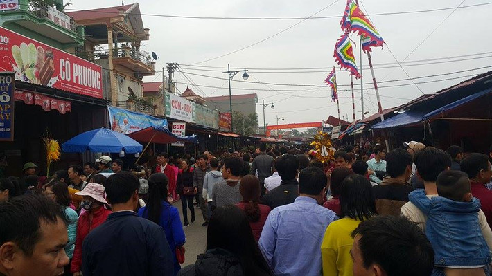 Để đảm bảo an toàn giao thông, an ninh trật tự tại chợ Viềng, Công an tỉnh Nam Định đã điều động gần 200 cán bộ gồm các lực lượng CSGT, CSCĐ, CSTT... tham gia đảm bảo an toàn cho lễ hội.