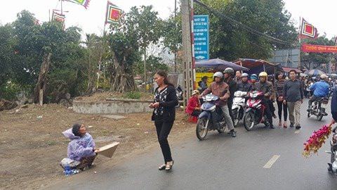 Tình trạng ăn xin tại chợ Viềng Kim Thái vẫn diễn ra.