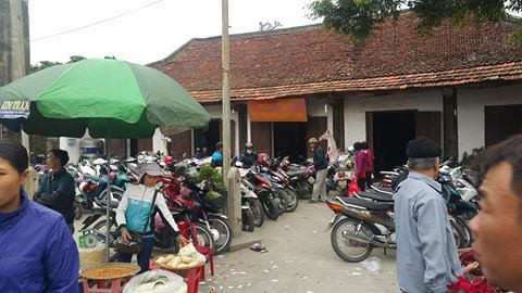 Biến cả sân di tích thành bãi gửi xe.