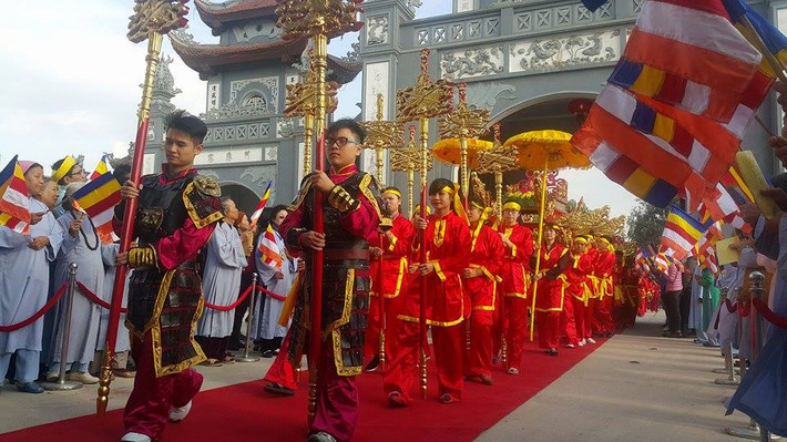Ngoài ra để đảm bảo vệ sinh môi trường, Ban quản lý Hội xuân Yên Tử đã bố trí hơn 40 người tham gia dọn vệ sinh toàn bộ tuyến đường hành hương. Bên cạnh đó, cắt cử lực lượng giám sát để không xảy ra tình trạng đổi tiền lẻ hưởng chênh lệch hay bán hàng rong, chèo kéo chào mời du khách thiếu văn minh lịch sự. Các hàng quán, dịch vụ cũng được Ban quản lý bố trí đúng quy định, đảm bảo cảnh quan khuôn viên khu di tích. Hướng dẫn quy định giá niêm yết dịch vụ đối với các hộ kinh doanh tại đây. Đồng thời, xây dựng quy chế phối hợp quản lý hoạt động xe taxi và xe ôm tại khu di tích Yên Tử… Công tác an ninh trật tự thường xuyên được tăng cường tuần tra, đảm bảo an toàn về người và tài sản cho du khách.