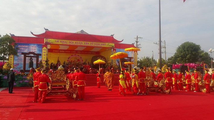 Hội xuân Yên Tử 2017 chính thức được khai hội trong không khí trang nghiêm với nhiều nghi lễ tại khu vực sân chùa Trình Yên Tử (TP Uông Bí, tỉnh Quảng Ninh) vào sáng 6/2 (tức 10 tháng Giêng âm lịch).