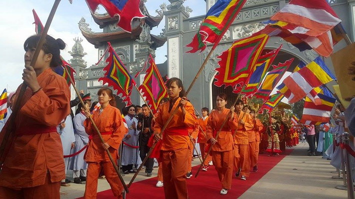 Năm nay, công tác tổ chức lễ hội cũng có nhiểu nét đổi mới nhằm phục vụ du khách về tham quan, vãng cảnh ngày một tốt hơn. Cụ thể, khu vực dịch vụ bến đỗ xe cho du khách được mở rộng diện tích từ 4,6 ha năm 2016 lên đến 12,1 ha năm 2017 (mở rộng thêm 7,5 ha so với bến cũ), có sức chứa 1,5 vạn xe máy và 3.000 xe ô tô các loại. Dịch vụ xe điện cũng được Ban tổ chức Hội xuân Yên Tử bố trí lên đến 68 xe (tăng 30 chiếc), chia làm 2 chặng với giá vé từ 10.000 đến 15.000 đồng/lượt, tùy theo từng chặng. Ngoài ra, năm nay sẽ có thêm dịch vụ vận chuyển trọn gói bao gồm dịch vụ xe điện và dịch vụ cáp treo với giá vé khứ hồi là 300.000 đồng/vé.