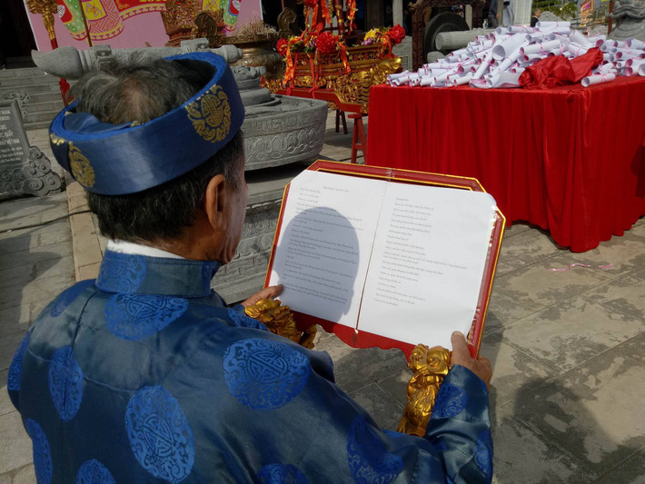 Ông Ngô Minh Khiêm, Trưởng ban quản lý khu tưởng niệm cho biết: “Hoạt động này bắt đầu từ năm 2011; lúc đó mới chỉ có hơn 10 học sinh tham gia; hiện tại là có hơn 500 học sinh tham gia. Đây là một sự phát triển rất đáng mừng trong hoạt động khai bút đầu năm của TP Hải Phòng”.