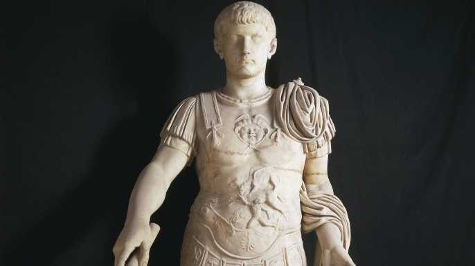 Hoàng đế Caligula cai trị đế chế La Mã từ năm 37 - 41. Trong thời gian trị vì, ông hoàng này nổi tiếng với tính cách hung bạo, độc đoán, tính cách thất thường.