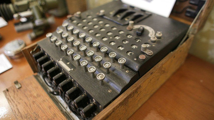 Máy Enigma gồm 3 bộ phận chính: một bàn phím để nhập bức điện; một bộ mã hóa để biến chữ cái vừa nhập thành mật mã; một bảng gồm những bóng đèn nhấp nháy thể hiện những chữ cái được mã hóa đó.