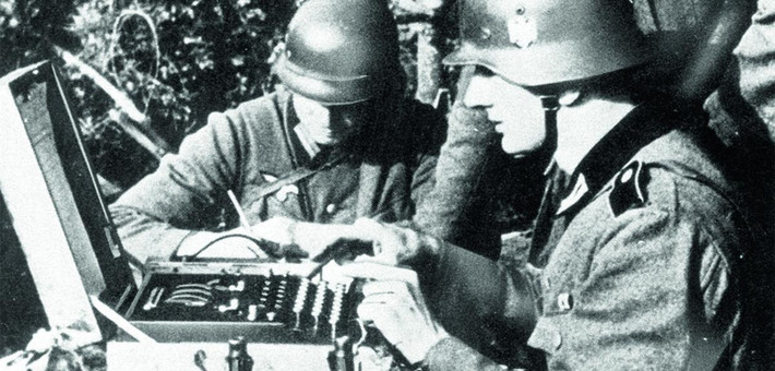 Bất chấp mọi nỗ lực của Đức quốc xã, các chuyên gia, nhà khoa học bao gồm Alfred Knox và Alan Turing làm việc tại Bletchley Park, Anh đã bắt tay vào "cuộc chiến" mật mã nhằm hóa giải cỗ máy Enigma.