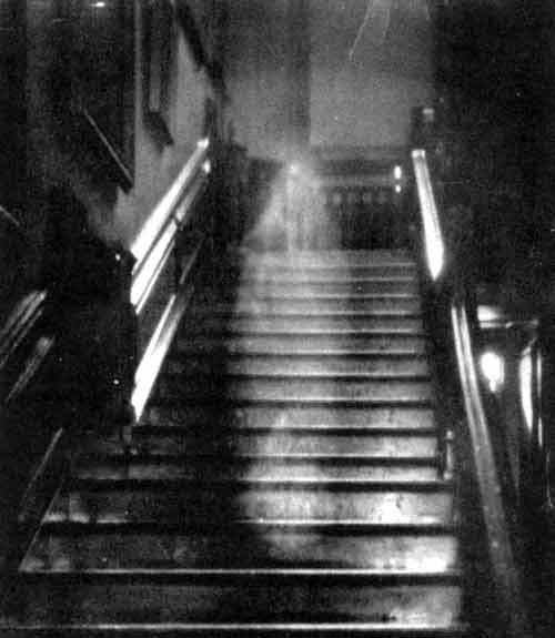 Một nhiếp ảnh gia chụp ảnh cầu thang tại Raynham Hall năm 1936. Trong bức ảnh này có hình dáng mờ ảo của một phụ nữ. Khi xem ảnh, một số người cho rằng đó là hồn ma quý bà Dorothy Townsend.