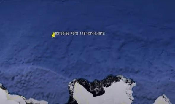 Cấu trúc kỳ lạ này nằm ở tọa độ: 63°59'56.79"S 118°43'44.48"E. Nó được thợ săn UFO mô tả nằm dưới nước. Từ đây, một số người cho rằng, người ngoài hành tinh có thể đã xây dựng căn cứ bí mật ở Nam Cực nhưng theo thời gian công trình này đã bị chìm xuống dưới nước.