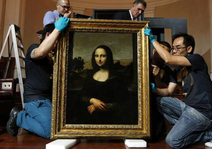 Cụ thể, vào ngày 21/8/1911, dư luận rúng động khi báo chí đưa tin bức họa "Mona Lisa" bị đánh cắp khỏi bảo tàng Louvre ở thủ đô Paris, Pháp. Sau khi xảy ra vụ trộm tranh này, giới chức trách và cảnh sát nhanh chóng bắt tay mở cuộc điều tra quy mô lớn nhằm tìm ra thủ phạm và kiệt tác của Leonardo da Vinci.