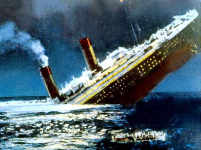 Sau khi xảy ra thảm kịch chìm tàu Titanic, một số nhân chứng sống sót sau thảm họa kể rằng đã nhìn thấy bà Ida Straus từ chối ngồi lên xuồng cứu sinh để ở lại cùng chồng trên con tàu đang chìm dần xuống đáy biển.